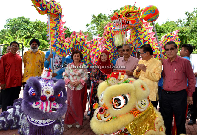 Adenan and his Jamilah with hosts Lee Kim Shin (second right) and wife pose for a photocall after a grand welcoming ceremony of lion dance and dragon dance performance.