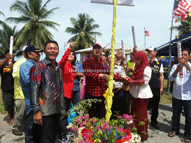 Awang Tengah (centre) launches the carnival. On his right is his wife Datuk Dayang Morliah Awang Daud. 