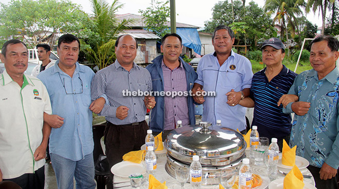 Nogeh (third right), Henry (centre), SPDP vice president Rayan Narong (third left), SPDP Tasik Biru chairman Michael Siten (second right) and others join hands to show solidarity after the announcement