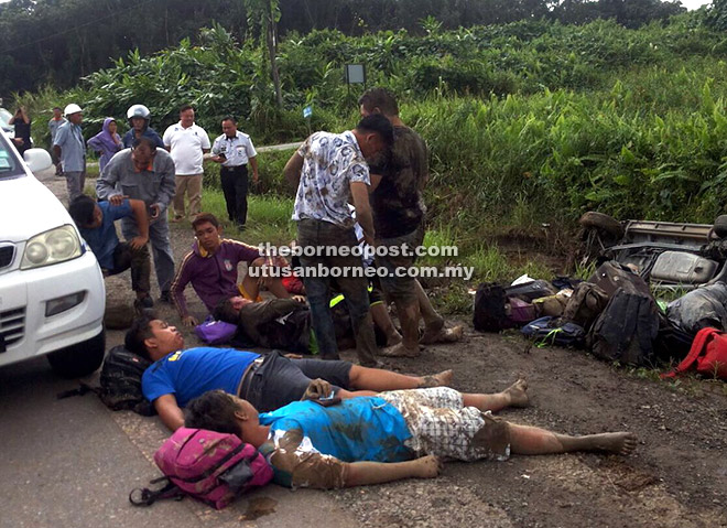 BANTUAN KECEMASAN: Kesemua mangsa dibantu oleh orang awam sementara menunggu ketibaan anggota penyelamat di tempat kejadian.