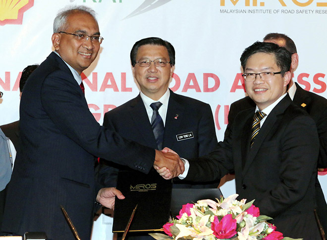 Liow (centre) witnesses the exchange of sponsorship agreement documents between Shell Malaysia managing director Datuk Azman Ismail (left) and director-general of Miros Professor Dr Wong Shaw Voon. — Bernama photo 