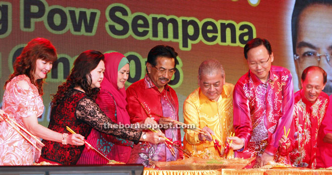 Chief Minister Datuk Seri Musa Aman together with FCAS president Datuk T C Goh (third right), Special Task Minister Datuk Teo Chee Kang and other invited guests tossing the Yee Sang during the FCAS Ang Pow Festival  last night.