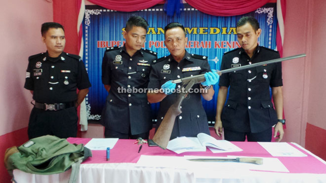 Douglas (second right) showing the homemade gun with a spent bullet. Looking on are Investigating officers, Inspector Roning Mulut (second left) and Inspector Zulhelmi Ramli (right).