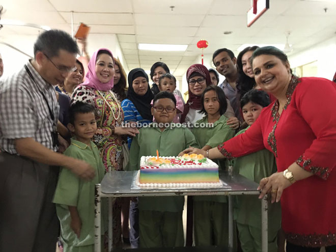 February birthday children at the medical paediatric ward celebrating their birthdays during the ‘Sponsor a Cake’ initiative organised by Manjeet (right) and her team together with Fatimah (fourth right) and Sharifah (second left).