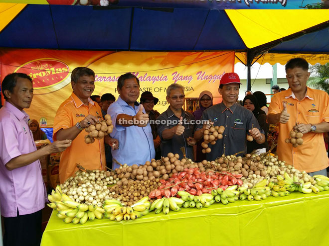 Nogeh (third left) and others give the thumbs-up to the Pasar Tani in Lundu. 