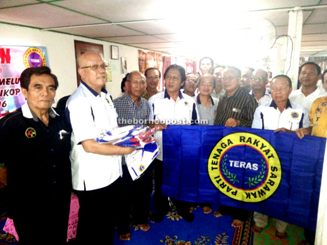 Teras Kriian Melupa unit chairman Tuai Rumah Aman Nyireng (second left) receiving Teras flags from Banyie (fourth left) to mark the setting up of the unit election machinery at Rumah Untan Sajok, Tanjong Sikop, Melupa in the presence of other community leaders last Saturday. 