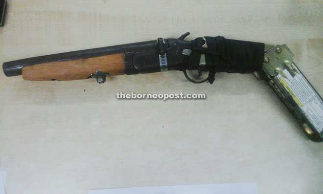 The home-made shotgun and drugs seized from the suspects. 