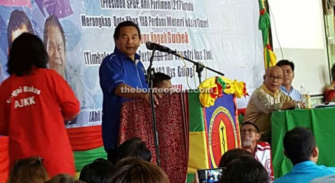 Robert Ayu speaking at the SPDP leaders-with-the-people gathering at Rumah Larek Mat.