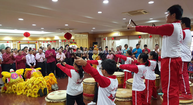 (Standing from left) - Lai, Lee and other members of the Chamber with well wishers enjoying a Lion Dance performance. 