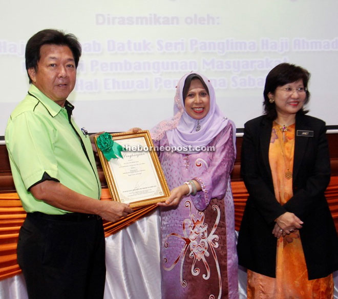 Jainab presenting certificate of appreciation to Mayor Datuk Yeo Boon Hai during the City Halls 19th Pemadam annual general meeting yesterday.