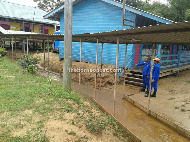 JPAM personnel monitoring the water level at SK Pelugau in Selangau.