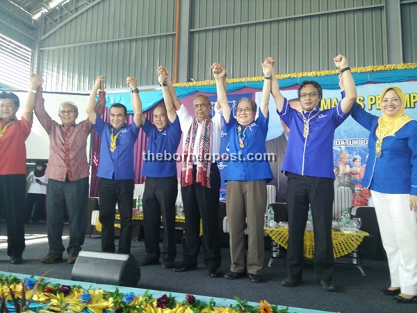 DEMI BN: Adenan bersama Jabu, Uggah dan wakil rakyat yang lain di Debak hari ini.