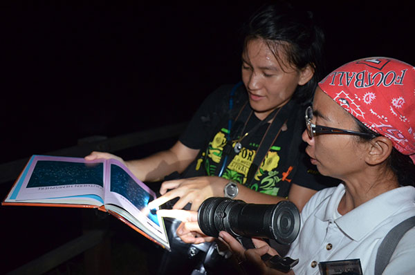 Alcila (left) describes the constellations to Ramona during the star gazing session after the night cruise.