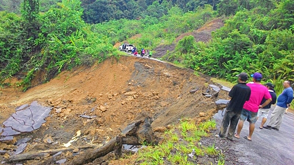 The landslide has caused the road leading to Belaga to collapse. Photo courtesy of Liwan Lagang