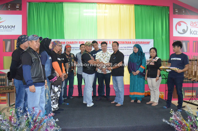 The riders present a donation of RM10,000 to the complex’s representative Ustaz Nurhadi.