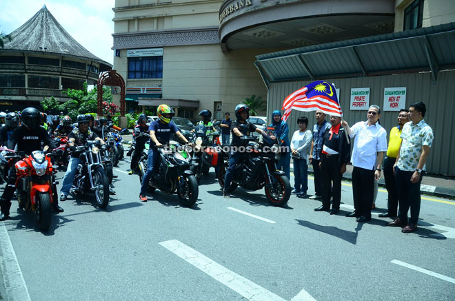 Fadillah flags off the ride with Azizi Fauzi leading the group of motorcyclists to Kompleks Kebajikan Laila Taib.