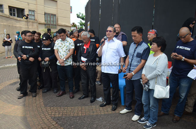 Works Minister Datuk Seri Fadillah Yusof welcomes the motorcycle enthusiasts to the Charity Ride 2016 during the flag-off ceremony.