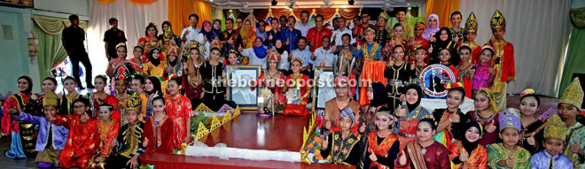 Musa (centre row seated at centre) flanked by Jame on the right and Rozaimun on the left and others with some teachers and students of Curriculum and Art school, Malaysia at SMK Elopura Bistari in Sandakan.