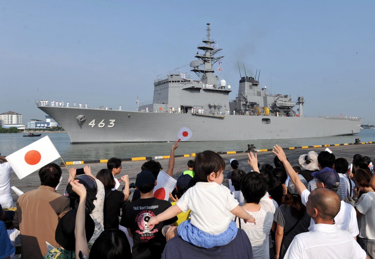 PELABUHAN KELANG, 12 Mac -- Para pelajar bersama keluarga Japan School Kuala Lumpur (JSKL) menyambut kedatangan Kapal Penyapu Periuk Api Division 51 Japan Maritime Self Defense Force (JSDF), JS Uraga dan kapal pengiring JS Takashima di Jeti Pelabuhan Selatan sempena lawatan tiga hari ke Malaysia bermula 12 Mac hingga 14 Mac hari ini. --  fotoBERNAMA (2016) HAK CIPTA TERPELIHARA