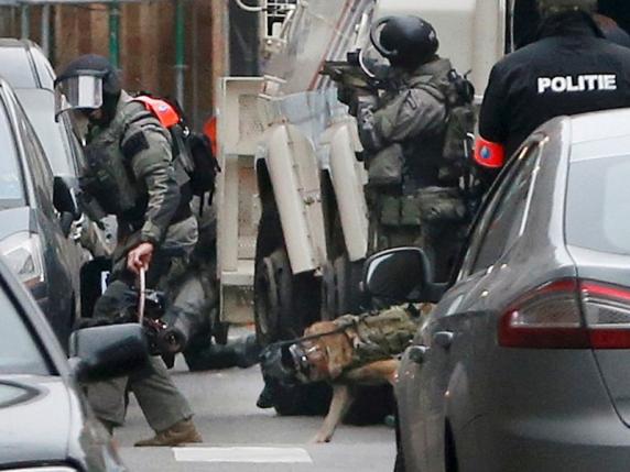 Police at the scene of a security operation in the Brussels suburb of Molenbeek in Brussels, Belgium, March 18, 2016.    REUTERS/Francois Lenoir