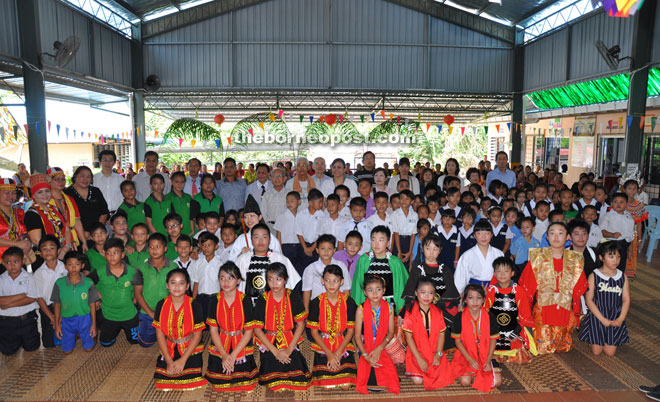 Group photo with the pupils and staff of SK St Norbert Paon Gahat.