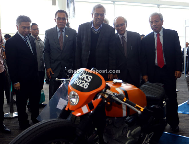 (From left) Snowdan, Len, Adenan, Jabu and Masing taking a look at a custom Cafe Rider on display at SCaT. 