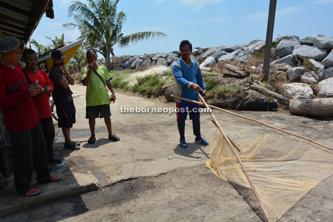 Abdul Mutalib shows reporters the traditional ‘Paka’ that they were asked to use by the Fisheries Department to catch ‘bubuk’.  