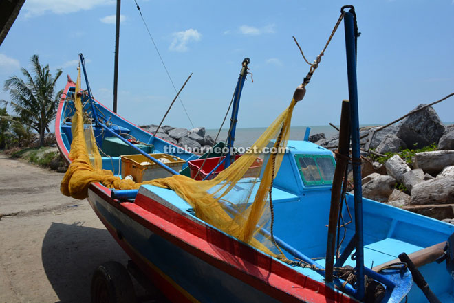 In the modern method a net is tied to two rods on an engine boat which the fishermen claim can give better harvest of ‘bubuk’. 
