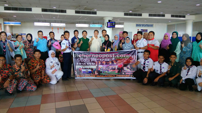 (From back seventh left) Norsyamsyafikhoh, Dzul, Ripin, Ting, Kartika, Nurul, Haslinda and Razig are seen with students, teachers and parents during the team’s arrival. 