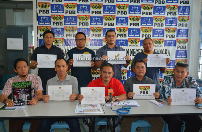 Abdul Ghani (seated centre) showing the Sibu Youth Carnival 2016 programmes. Looking on (seated from left) are Bob Azahary, Mohd Yusnar, Sammy, Junaidi, Rafiq Nur Adli (behind, second right) and others.  