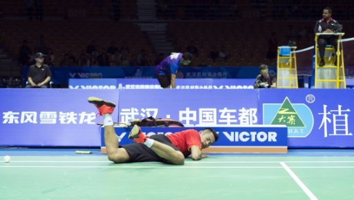 Lin Dan of China falls during his quarter-final match against Lee Dong Keun of South Korea at the Asian Badminton Championship in Wuhan, China on April 29, 2016 -AFP