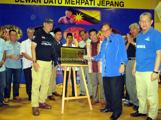 Abang Johari (second right) officiating the recently upgraded hall, accompanied by Nazri (left) and Fadillah (right). — Photo by Jeffery Mostapa