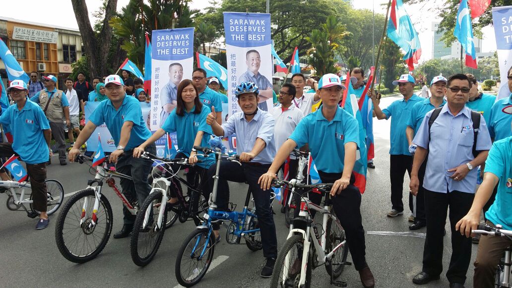 See Chee How arriving in front of MBKS headquarters on bicycle together with supporters at 8.45am.