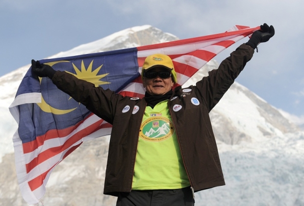 Malaysia’s oldest mountain climber James Lee Chong Meng poses with the Jalur Gemilang at the Everest Base Camp in Solukhumbu, Nepal. Picture released April 13, 2016. Photo credit: Bernama