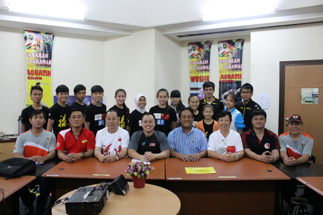 Participants of the clinic posing with Erik Tan (fifth right), Ting (fourth right), MSNS coordinator for wushu Thomas Chia (second left), motivator for Sarawak Contingent for Sukma XVIII from Sarawak Sports Corporation, Clarence Loong (right) and the coaches.