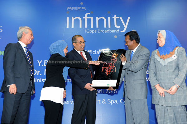 Salleh receives a memento fom Zuraidi (second right) yesterday during the launch of Aries Infinity. — Bernama photo