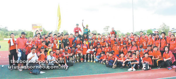RAI KEJUARAAN: Kontinjen Miri meraikan kejayaan setelah menjuarai Kejohanan Padang dan Balapan Majlis Sukan Sekolah Sarawak (MSSS) ke-44 di Stadium UNIMAS, Kota Samarahan Jumaat lalu.