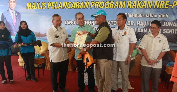 Wan Junaidi (second left) presents a certificate to a programme participant. Len is at second right while at right is Natural Resources and Environment Board (NREB) controller Peter Sawal.