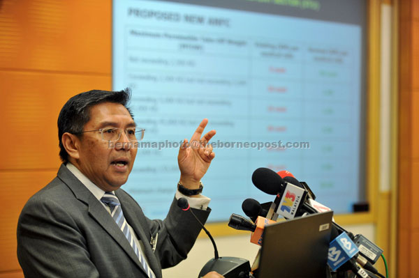 Azharuddin unveiling the proposal for new fee charges for airlines at DCA HQ, yesterday. — Bernama photo