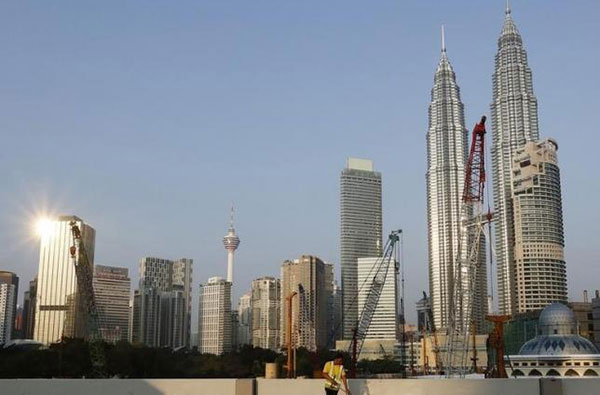 Moody’s Investors Service says that a poll that Moody’s conducted in Kuala Lumpur in the latter part of March 2016 shows that more than half of the respondents surveyed believe that Malaysia’s real GDP growth will slow to about four per cent for 2016.