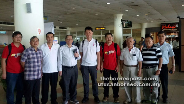 DIBENAR MASUK: Kit Siang bersama ahli-ahli DAP lain di Lapangan Terbang Miri.