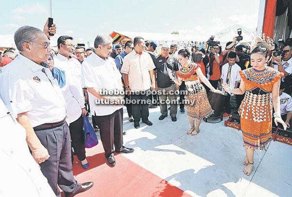 SELAMAT DATAI: Penatai Ahmad Zahid enggau Adenan disambut enggau ajat ari bala indu dara.