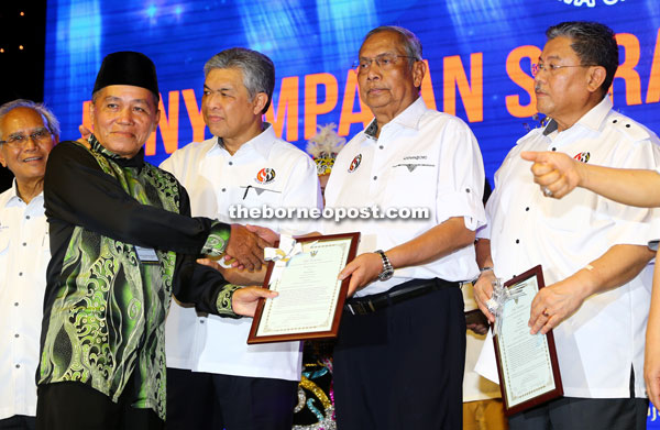 Adenan (second right) presents a letter of appointment to headman. Also seen are (from right) State Secretary Tan Sri Datuk Amar Morshidi Ghani, Zahid and Jabu. 