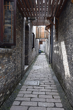 An alleyway in the city.