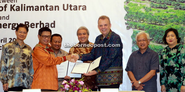 Torstein (third right) and Irianto (second left) shakes hands following the signing of the LoI as Awang Tengah (centre) and other officials from Sarawak Energy look on. 
