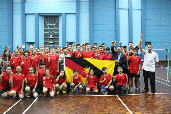 Aziz (third right) and SBA secretary Abdul Hadi Abdul Kadir (right) with the state players and officials at the flag presentation.