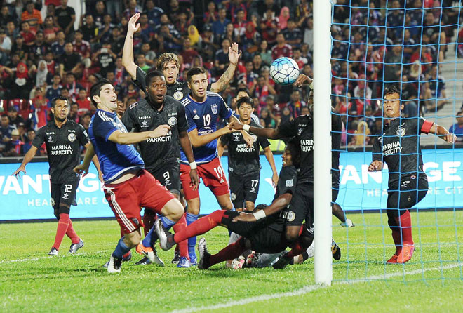 JDT’s Pereyra Diaz (left) scores during the Super League match against Sarawak at the Larkin stadium, Johor Baharu. — Bernama photo