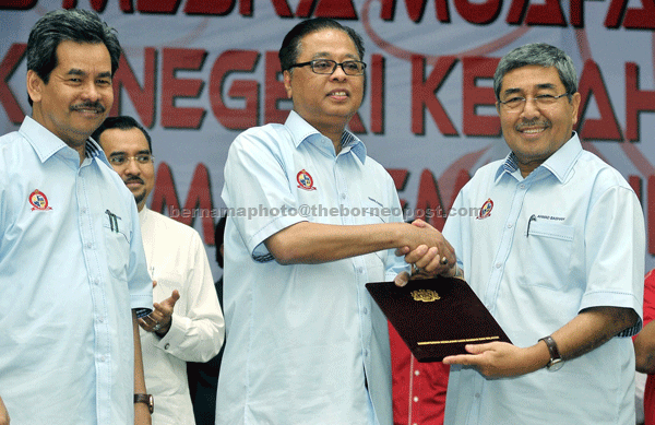 Ismail (centre) presents letters of appointment to Ahmad Bashah during the gathering. — Bernama photo