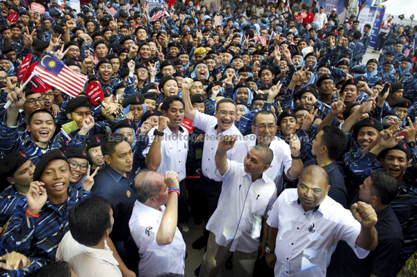 Hishammuddin (centre right) and Khairy (centre left)  during a photocall with PLKN trainees after launching the PLKN 2.0 Transformation at the Esplanade, KLCC. — Bernama photo