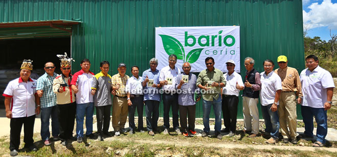 Ahmad Shabery (sixth right), Jabu (seventh right) and representatives from Bario Ceria pose for a photocall in front of the rice mill recently.